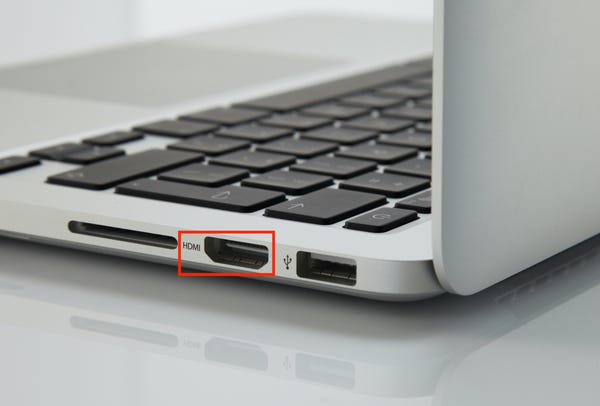 Cổng HDMI được tìm thấy ở mặt bên của MacBook Pro